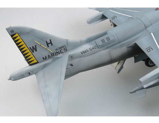 TRUMPETER AV-8B HARRIER II NIGHT 1:32