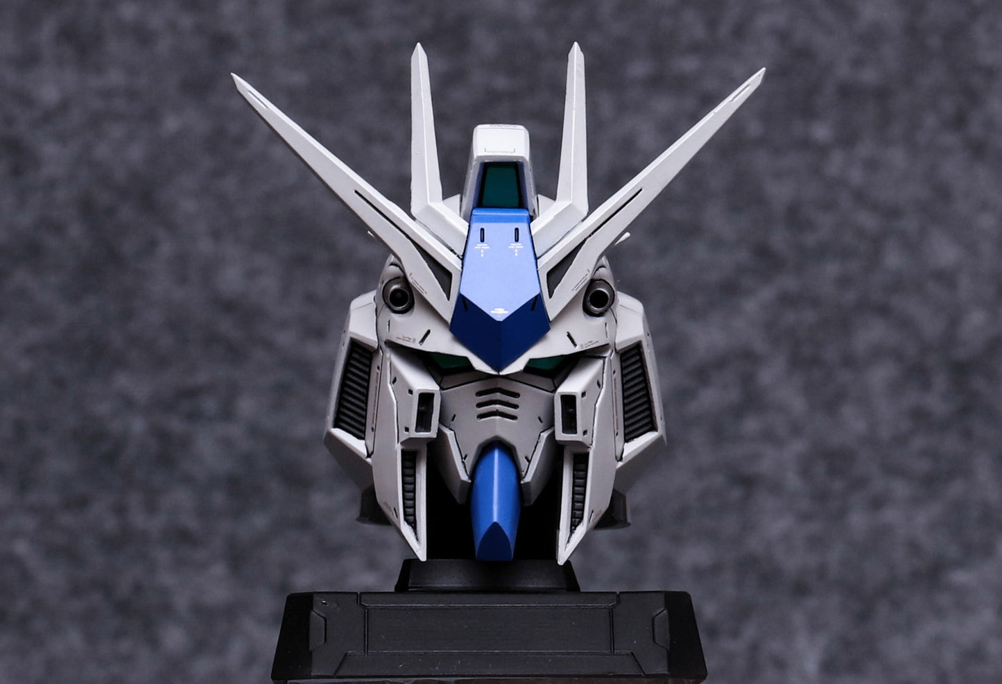 AOK # 06 1/35 Hi-V and Nu Gundam Headbusts Full Resin Kit Combo [INCLUDE LED]
