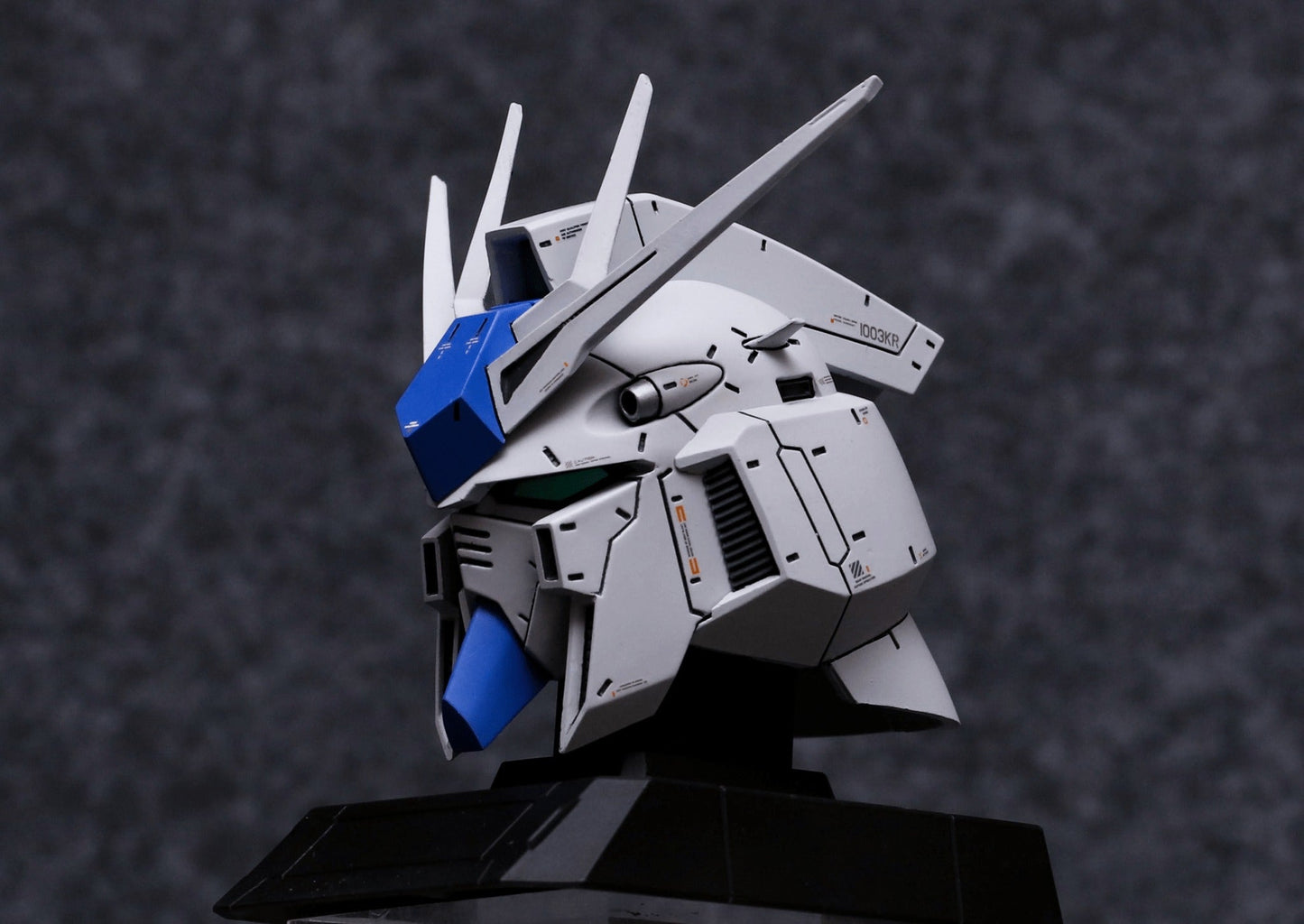 AOK # 06 1/35 Hi-V and Nu Gundam Headbusts Full Resin Kit Combo [INCLUDE LED]