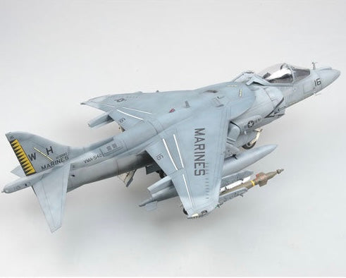 TRUMPETER AV-8B HARRIER II NIGHT 1:32